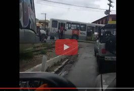 VÍDEO: Passageiros se desesperam com ônibus parado em cima da linha de VLT