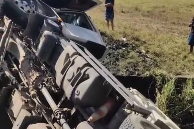 Caçamba carregada com brita cai em riacho após não conseguir subir ladeira no interior de Alagoas