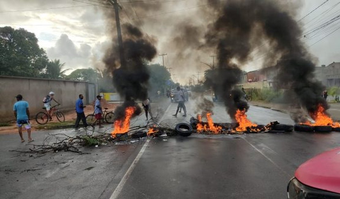 Moradores bloqueiam rodovia em protesto contra falta de água em Marechal Deodoro
