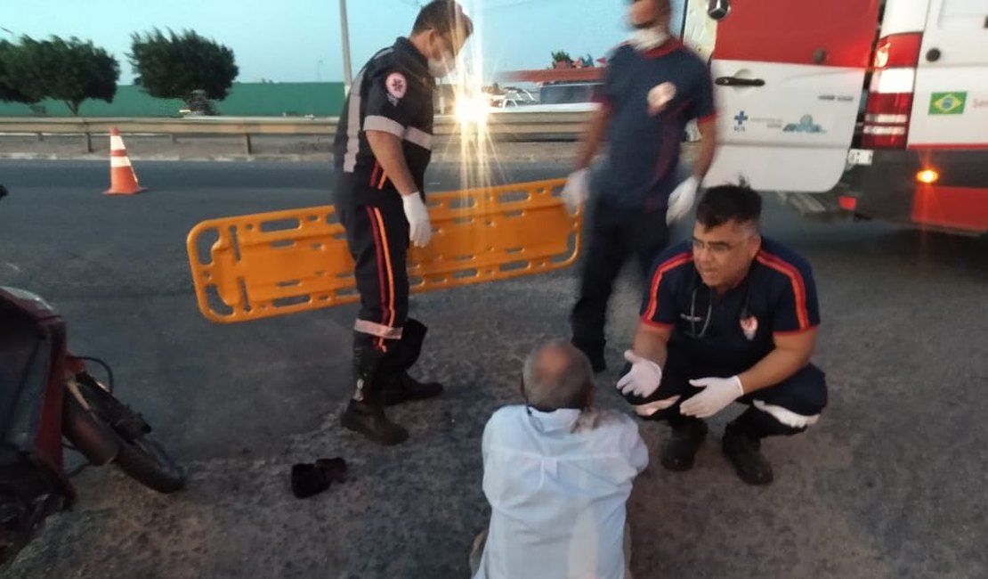 Vídeo. Ultrapassagem pela direita resulta em colisão e condutor de motocicleta ferido, em Arapiraca