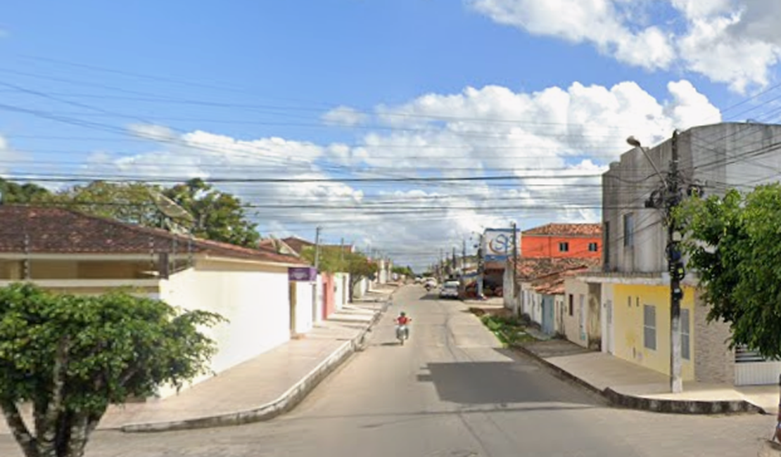 Motociclista leva pedrada no capacete ao passar pelo bairro Primavera, em Arapiraca