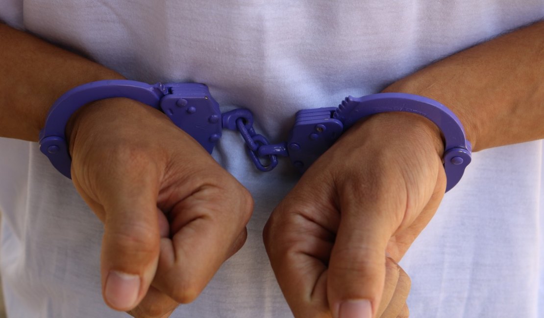 Homem é preso após correr atrás da filha com enxada, em Arapiraca