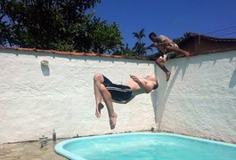 Mulher fotografa brincadeira na piscina e flagra ladrão invadindo a casa