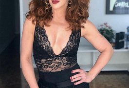 Aos 51, Claudia Raia posa de lingerie e filosofa