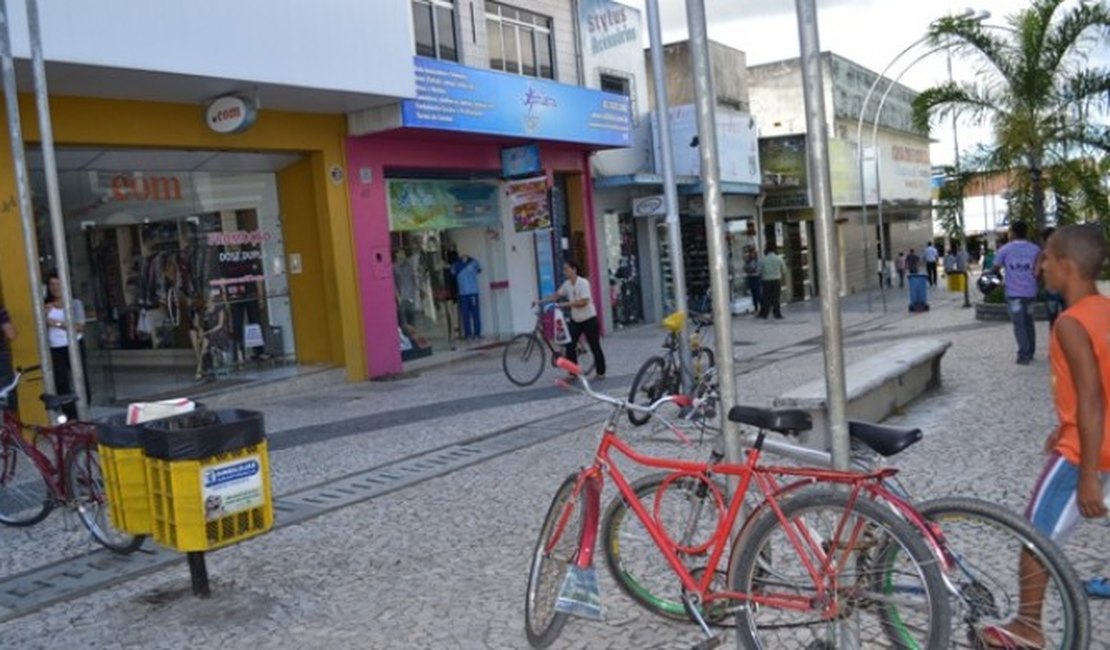 Jovens assaltam duas lojas no centro de Arapiraca em menos de trinta minutos