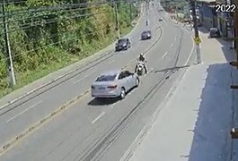 Vídeo mostra motociclista batendo de frente com carro em grave acidente em Maceió