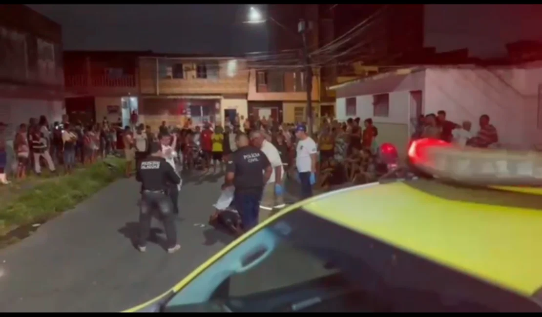 Jovem é assassinado a tiros por dupla criminosa em via pública em Maceió