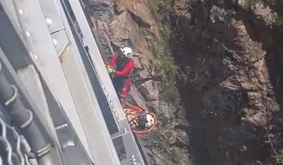 Homem é socorrido após cair de ponte entre Alagoas e Bahia