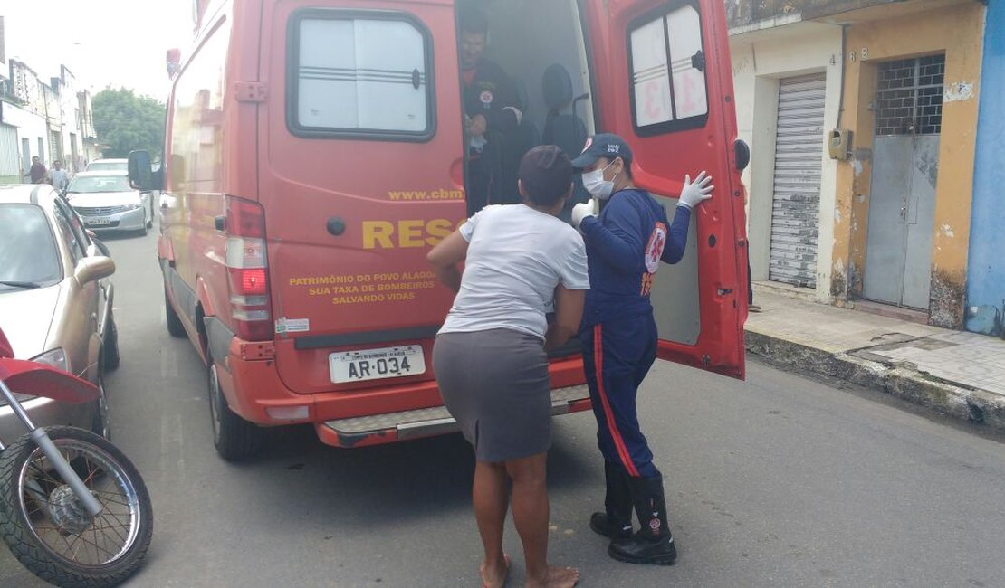 Colisão entre carro e moto deixa mulher ferida em Arapiraca