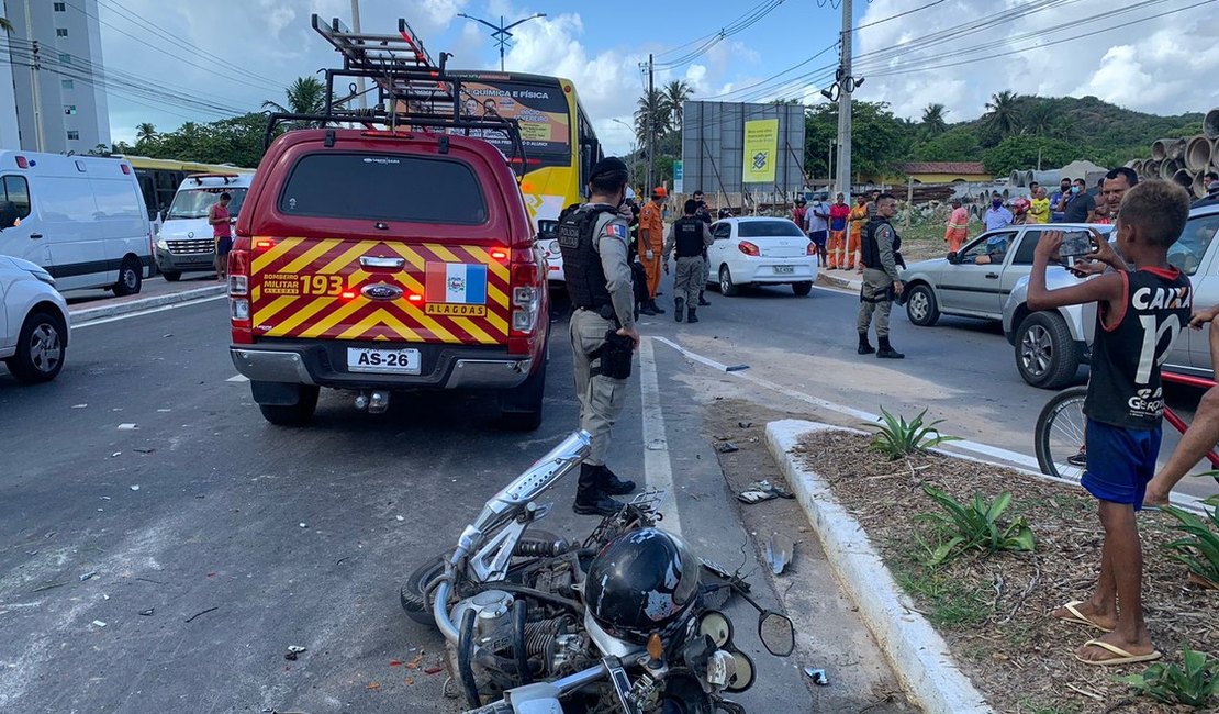 Colisão envolvendo moto e ônibus deixa um morto e um ferido em Maceió