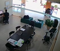 Câmera de segurança em condomínio registra tremor de terra em Arapiraca