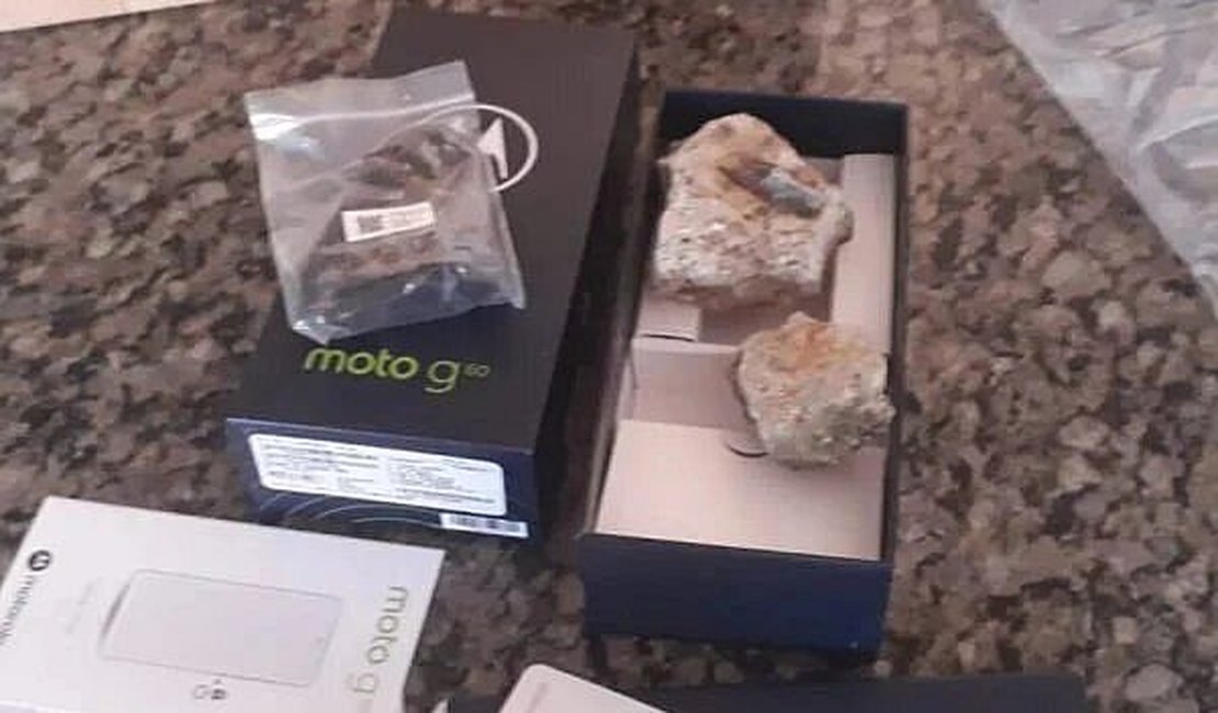 Empresária compra celular pela internet e recebe pedras na caixa, em Goiânia