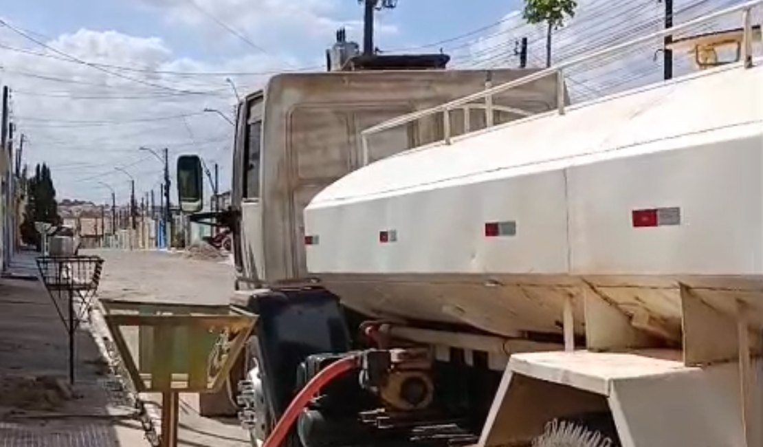 Falta de água leva moradores de Arapiraca a depender de carros-pipa