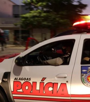 PM recupera motocicleta tomada em assalto abandonada em pátio de posto de gasolina, em Arapiraca