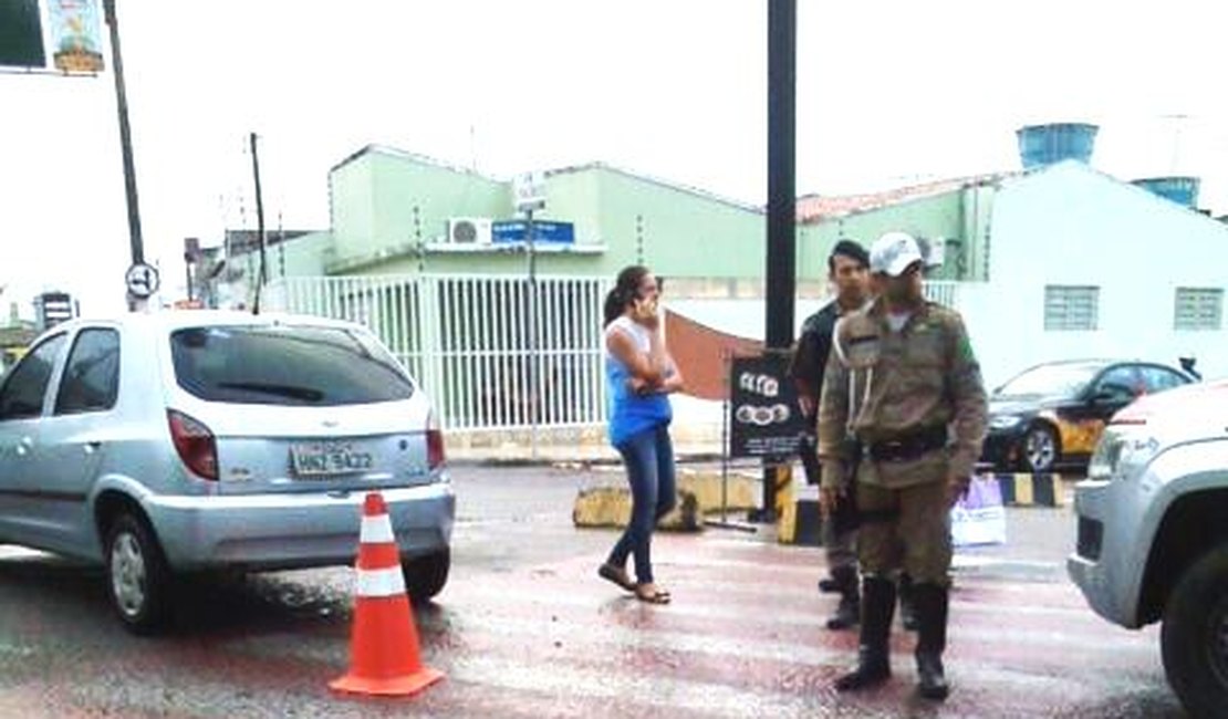 Motorista colide em veículo e foge, na Praça Lions, em Arapiraca