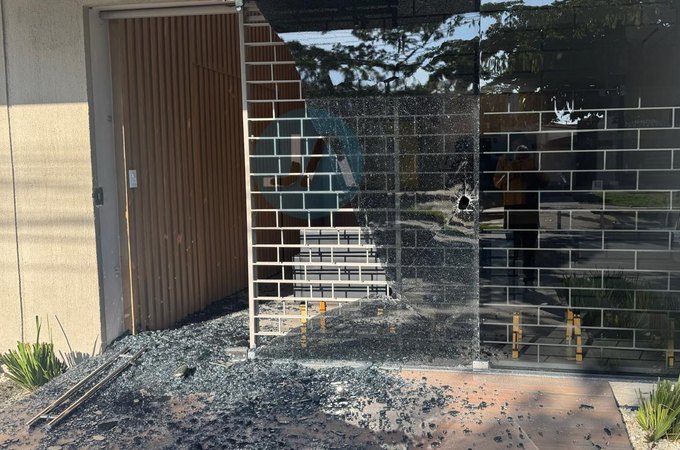 Prédio da Rádio Gazeta FM é alvo de ataque com pedrada em Arapiraca