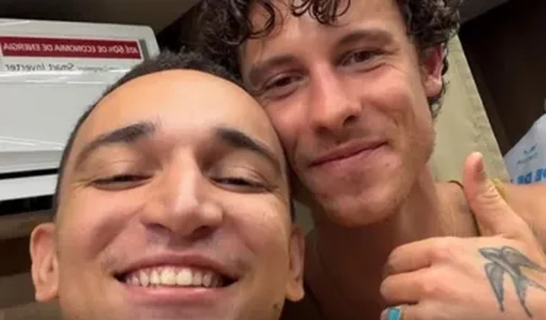 João Gomes posa com cantor internacional e fãs especulam feat