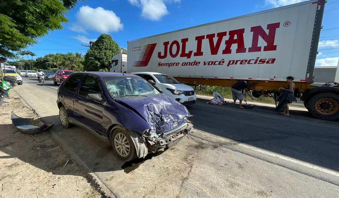 Motorista fica gravemente ferido ao atingir carreta na AL-110, em Arapiraca
