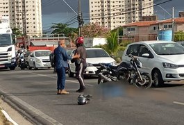 Passageira cai de moto por aplicativo e tem crânio esmagado por carro em Maceió