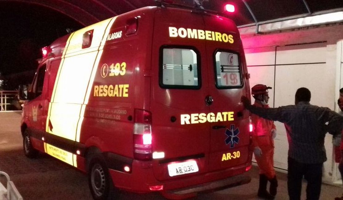 Motorista perde controle do carro e capota em curva na BR-104