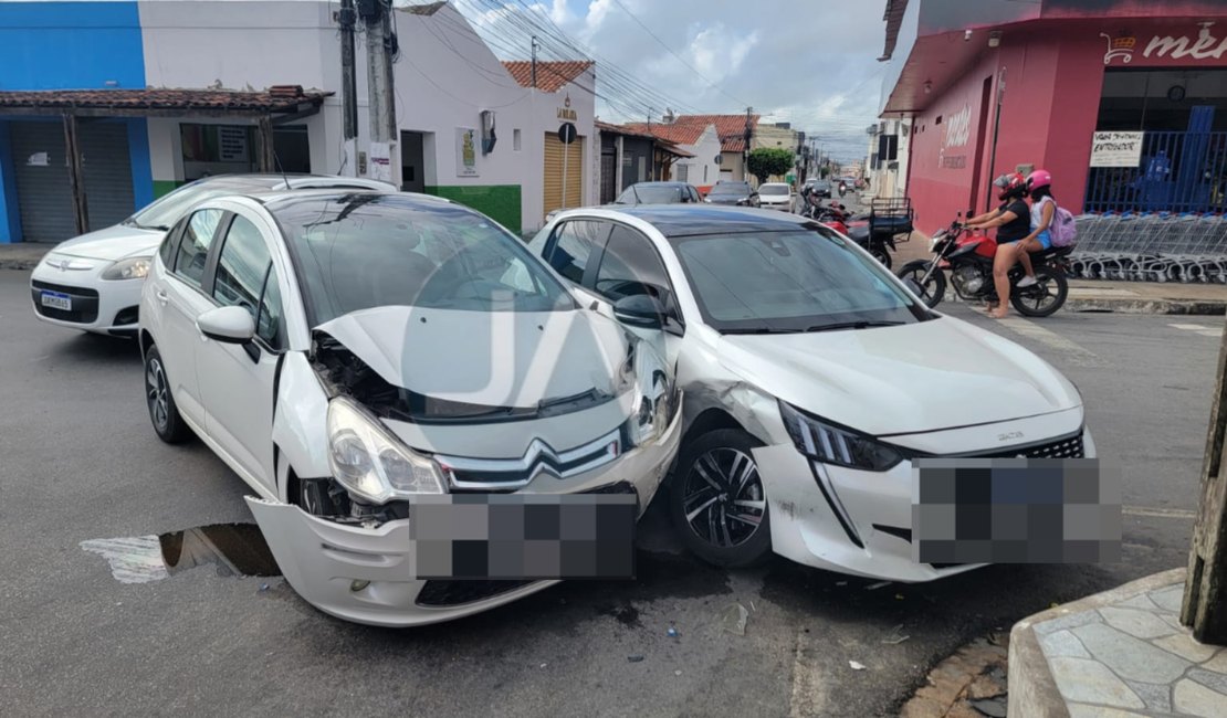 Motorista avança placa de pare e causa colisão em cruzamento no bairro Brasília, em Arapiraca