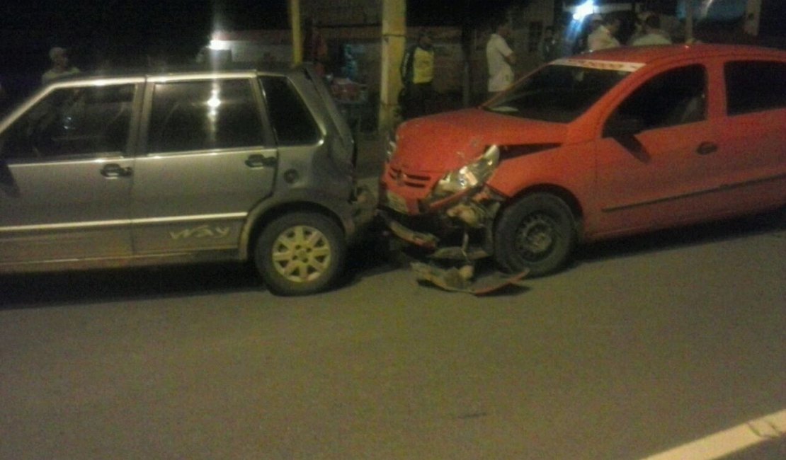 Veículo colide na traseira de um Uno no bairro Baixa Grande, em Arapiraca