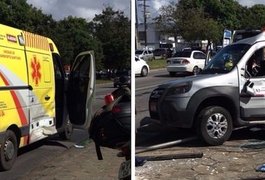 Bebê transportado em ambulância fica ferido após acidente na faixa azul