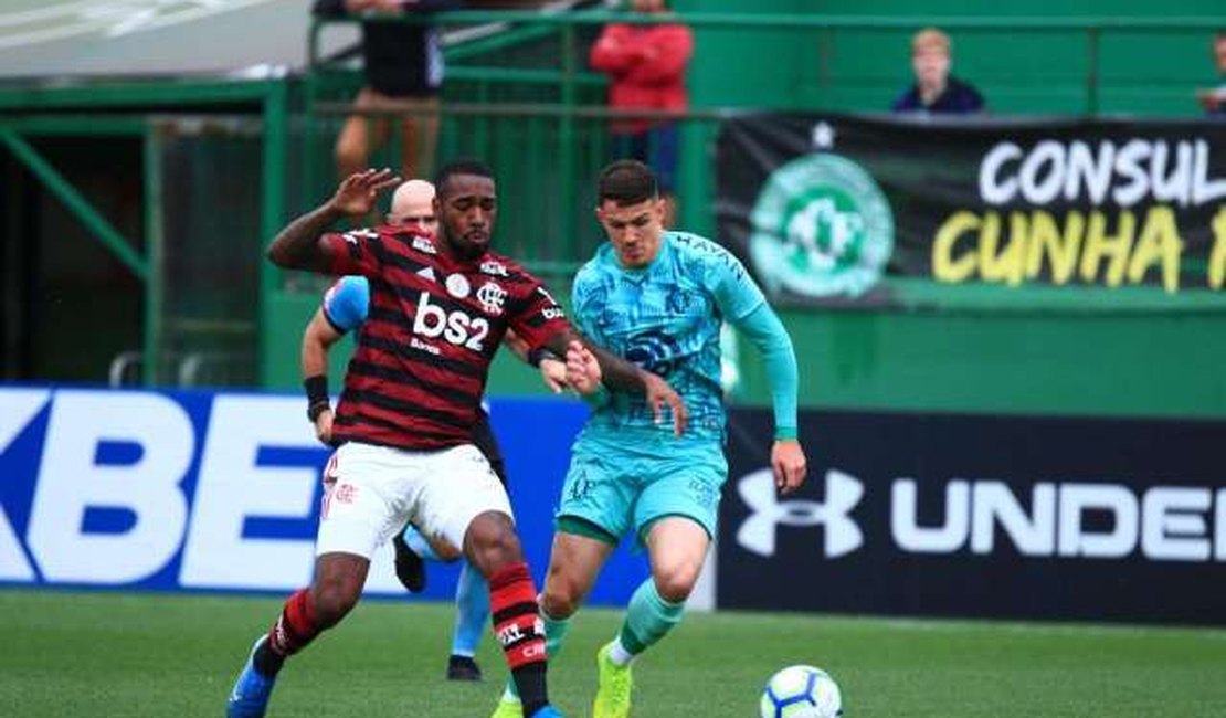 Com gol de Bruno Henrique, Flamengo bate Chapecoense e segue na liderança