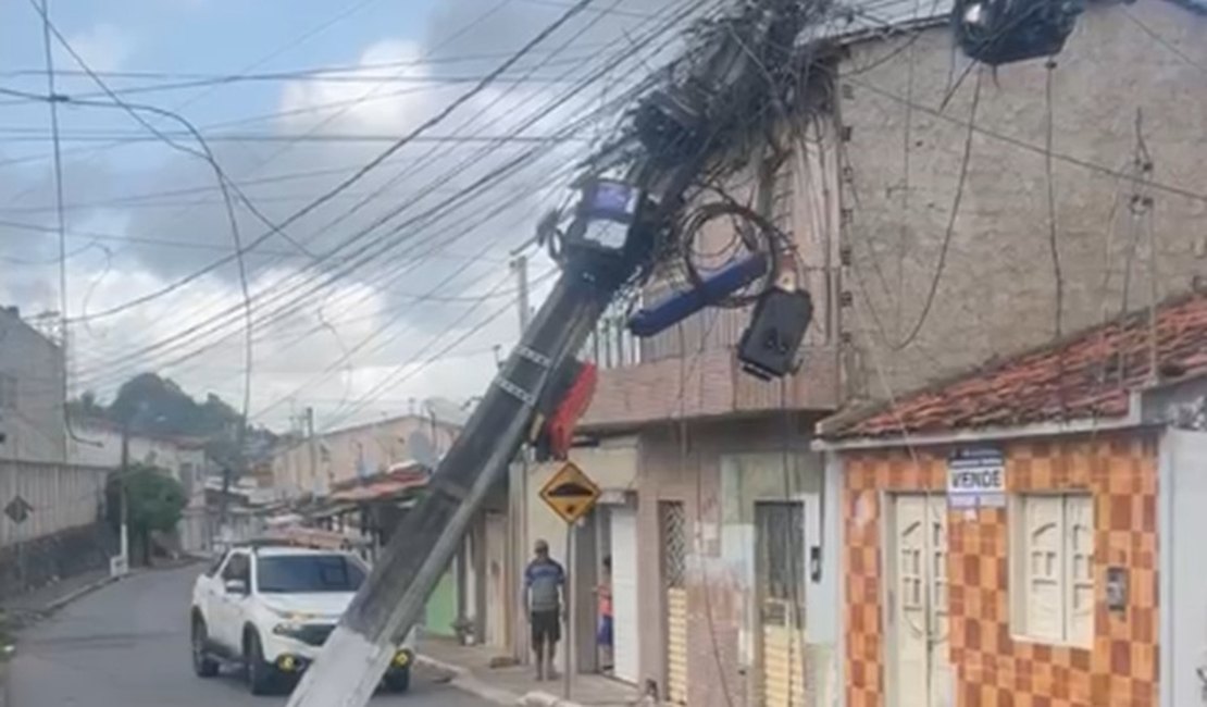 Caminhão de empresa atinge fiação e poste fica pendurado em via de Arapiraca