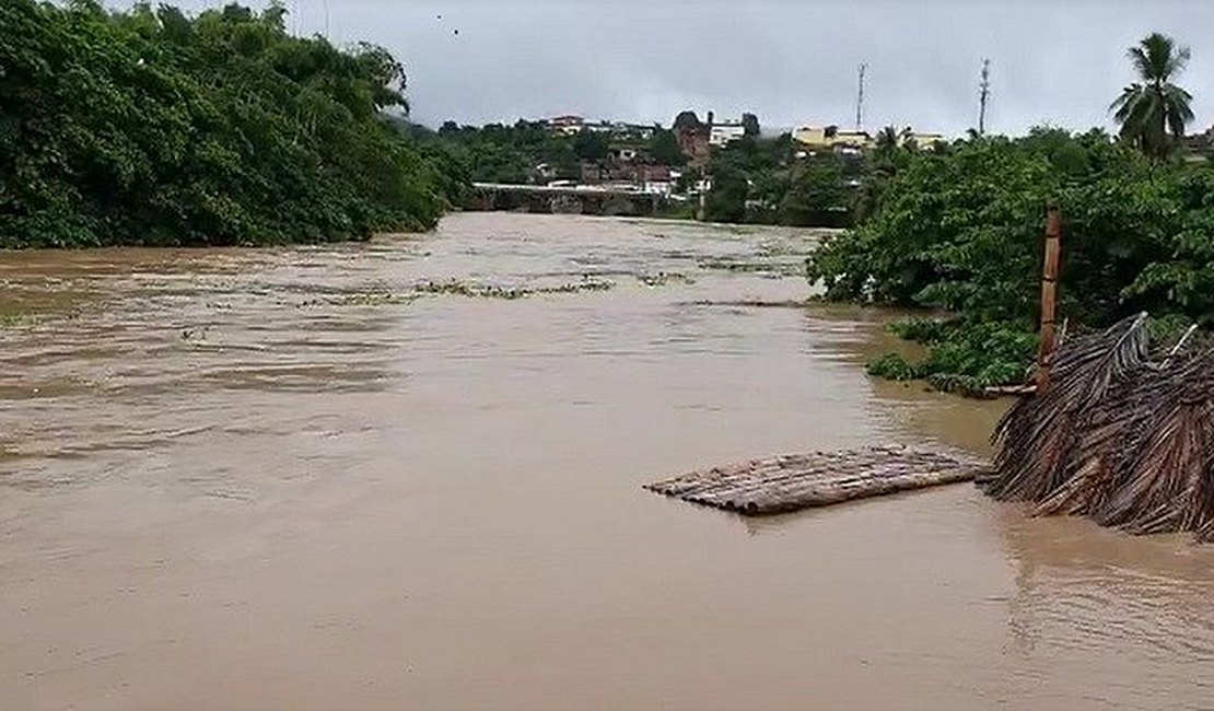 Casal é resgatado após ficar ilhado entre rios em São José da Laje