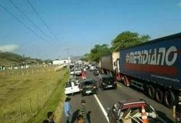 'Bandidagem tomou conta da cidade': Moradores fecham BR e pedem policiamente em Maribondo