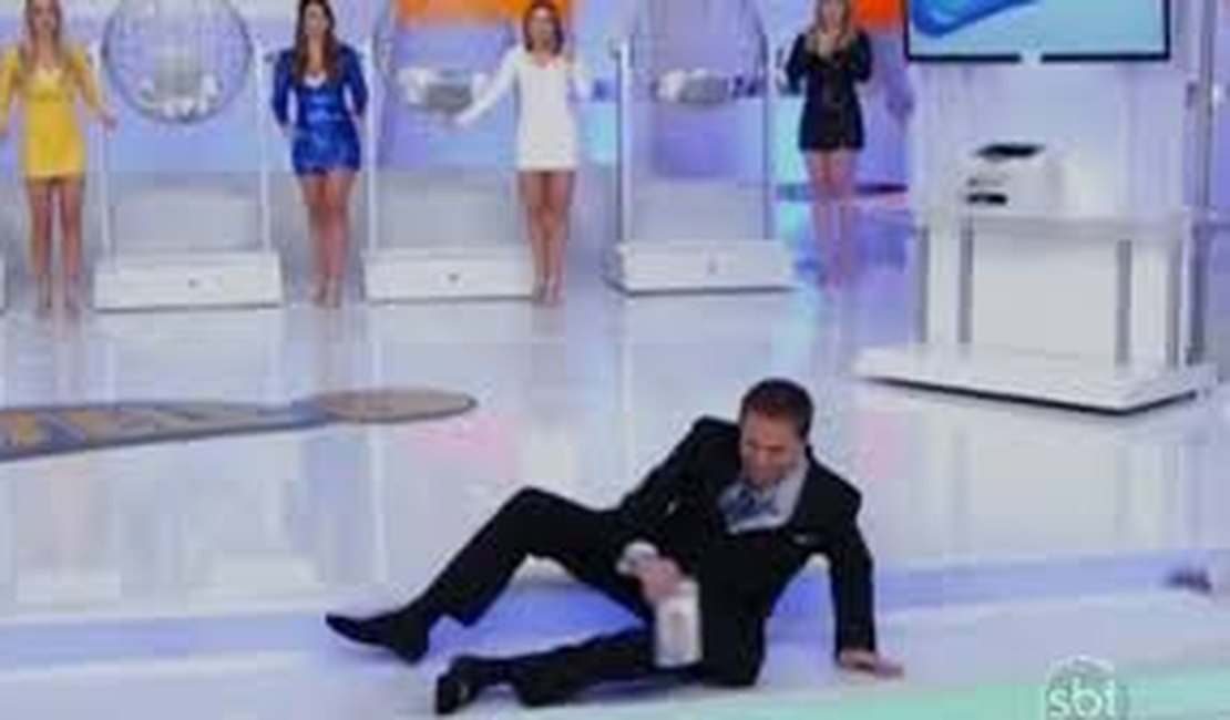 Silvio Santos escorrega e leva tombo durante seu programa