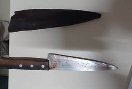 Homem é assassinado com golpes de faca e trio é preso pelo crime em Ibateguara