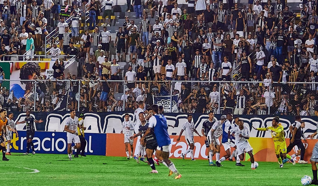 Árbitro paranaense expulsa cinco jogadores do ASA e relata confusão, arremesso de objetos e invasão após eliminação na Copa do Brasil