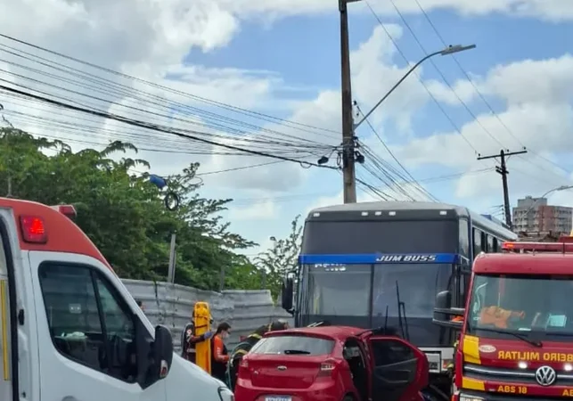 Motorista fica preso às ferragens após carro bater de frente com ônibus, em Maceió