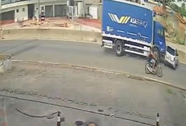 Câmera de segurança flagra colisão entre carro e caminhão que resultou em capotamento, em Arapiraca; assista