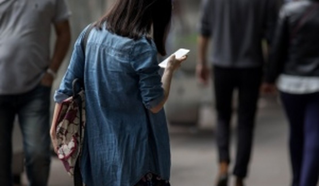 Uso do celular está mudando o formato do crânio humano, aponta artigo