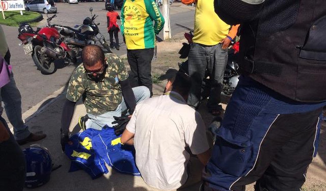 Funcionário de cervejaria perde o controle da direção da moto e colide com poste na AL-110, em Arapiraca