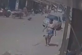 Câmera flagra momento em que motociclista empina moto e atropela criança, em Pilar
