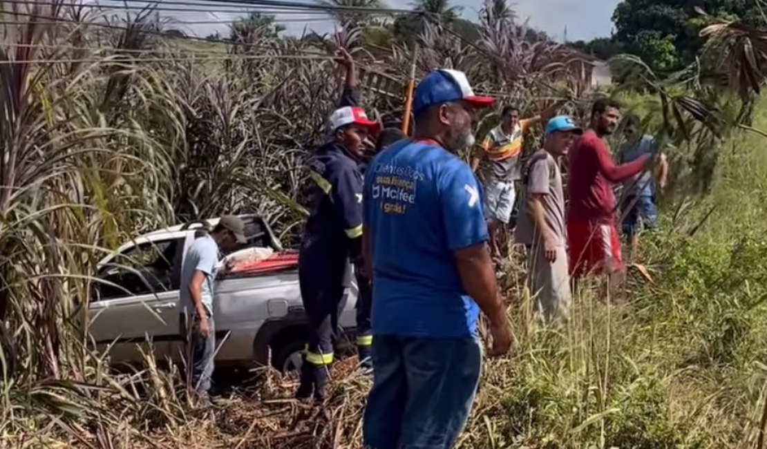 Motorista perde controle de carro, sai da pista e bate veículo em poste, no Agreste alagoano