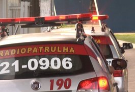 Bandidos roubam veículos e prendem vítimas no porta-malas