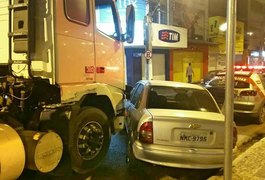 Carro é arrastado por caminhão em acidente no Centro de Arapiraca