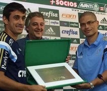 Robinho e Alex recebem placas do Palmeiras por golaços sobre Ceni