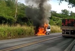Carro pega fogo às margens da BR-104, em União dos Palmares