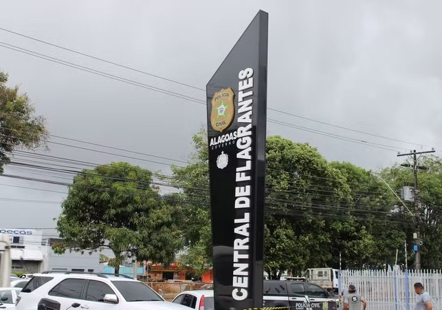 Mulher é presa suspeita de injúria racial contra criança, em Maceió