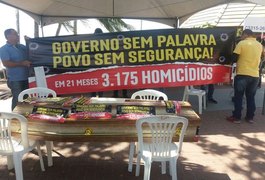 Policiais civis levam caixão à orla de Maceió para 'sepultar segurança'