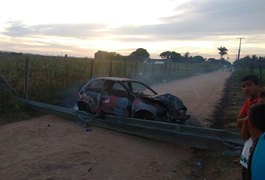 Motorista supostamente embriagado bate carro em poste e veículo pega fogo