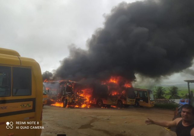 Ônibus escolares ficam destruídos após incêndio na garagem da Prefeitura de Boca da Mata
