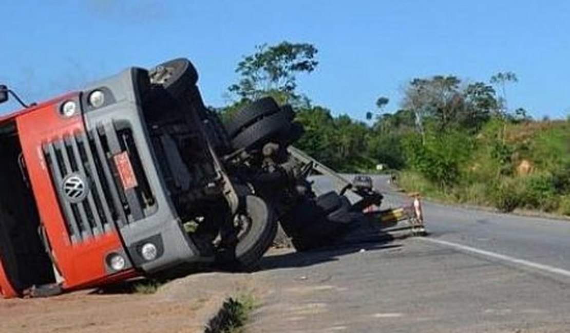 Veículo de carga tomba na BR-101 e condutor fica ferido