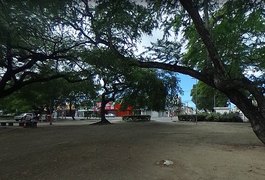 Homem é morto a tiros e mulher fica ferida, em ponto de ônibus na Praça Centenário, em Maceió